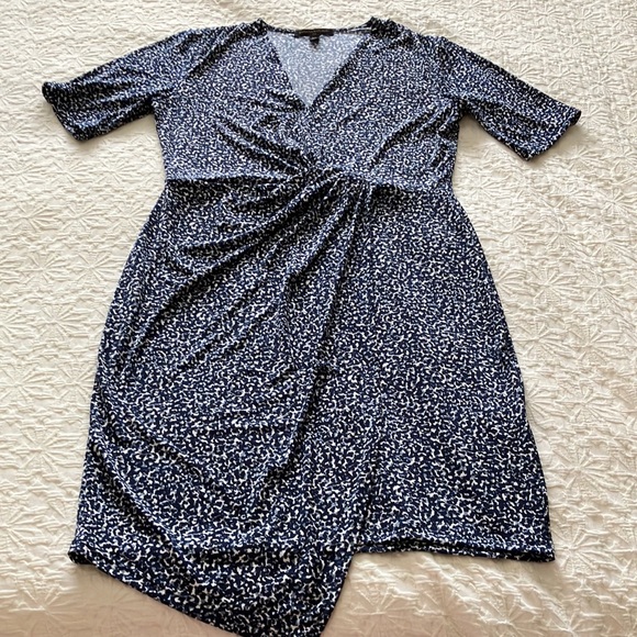Banana Republic short sleeved faux wrap dress in blue navy black gray and white - Picture 7 of 15